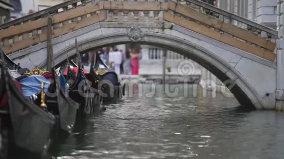 装饰好的贡多拉斯排队等候游客乘坐大运河威尼斯视频的预览图