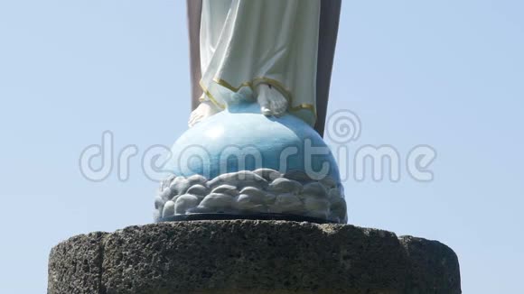 耶稣基督的雕塑伸出双臂顶天立地垂直全景视频的预览图