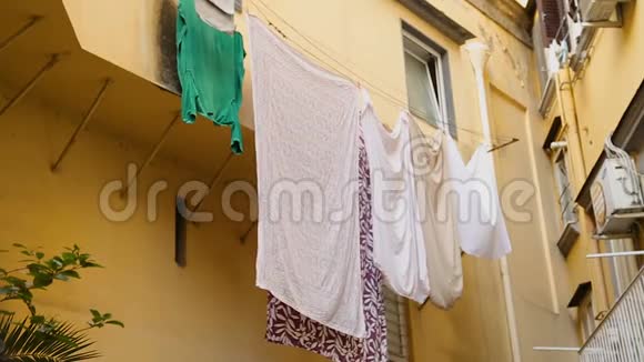 古典意大利街低舒适的房子和阳台上的洗衣房顺序视频的预览图
