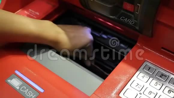 女人从ATM机取款视频的预览图