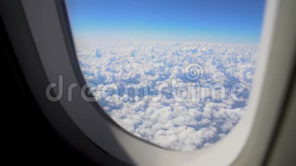 从移动的飞机窗户发痒的脚浮华的云景视频的预览图