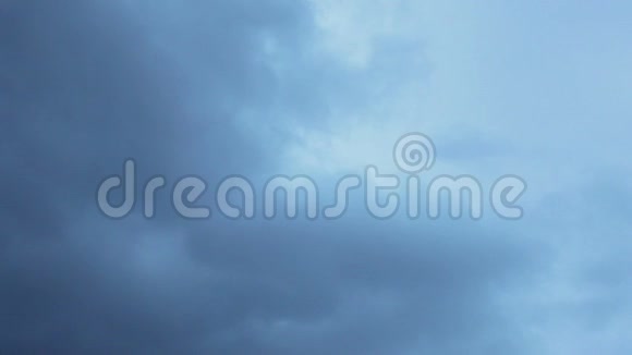 蓝天全景和意大利悬崖上的马纳罗拉镇视频的预览图