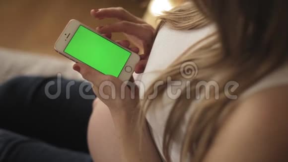 一位坐在沙发上的金发碧眼的孕妇视频的预览图