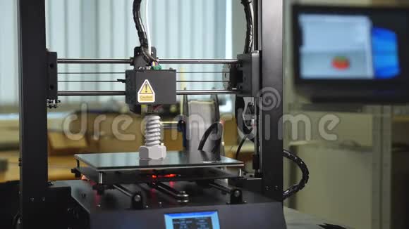 3D打印机打印灰色螺丝视频的预览图