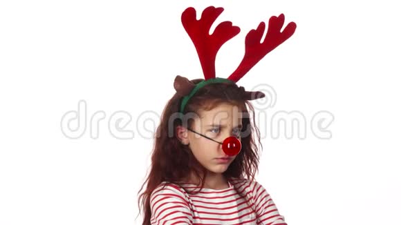 一个可爱的女孩穿着一个红色的玩具鼻子看上去很怨恨视频的预览图