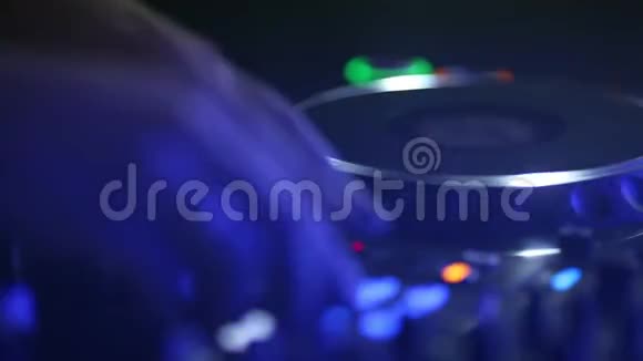 迪斯科职业DJ在夜总会控制音乐混合歌曲播放一点摄像机移动视频的预览图