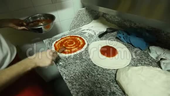 厨师用特制的传统酱汁涂抹披萨皮视频的预览图