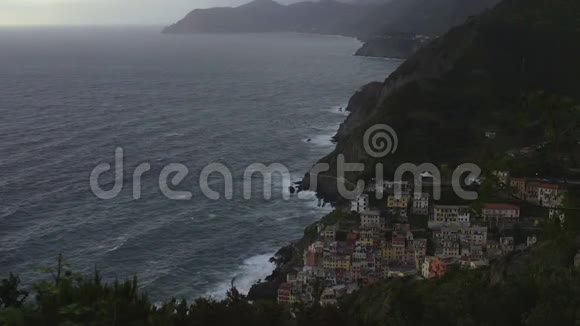 马纳罗拉小镇的顶部景色躺在悬崖岩石上海岸线前往意大利视频的预览图
