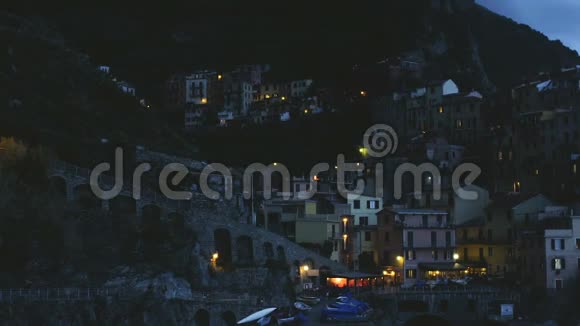 马纳罗拉镇夜景照明建筑全景CinqueTerre视频的预览图