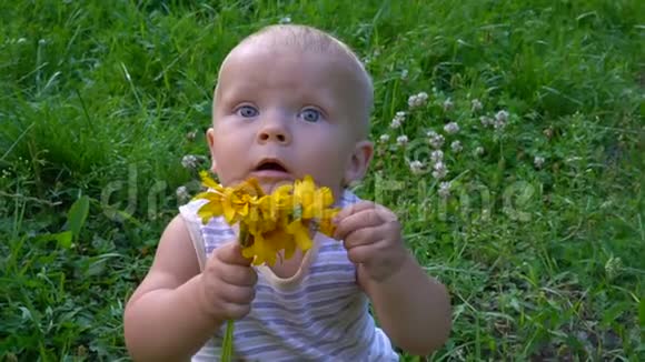 蓝眼睛的漂亮孩子手里拿着一朵花坐着视频的预览图