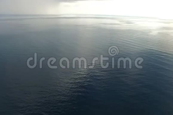 多云天气飞越海面可以看到阿布哈兹的苏古姆视频的预览图