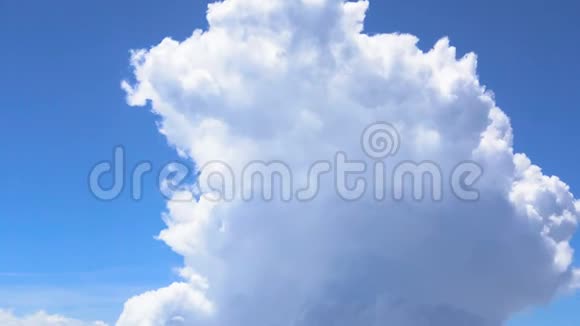 飞机飞过天空中的白色大球状云梦想成真环球旅行视频的预览图