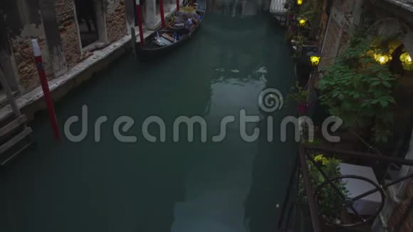 威尼斯舒适狭窄的街道人们在运河岸边的小咖啡馆里聚会视频的预览图