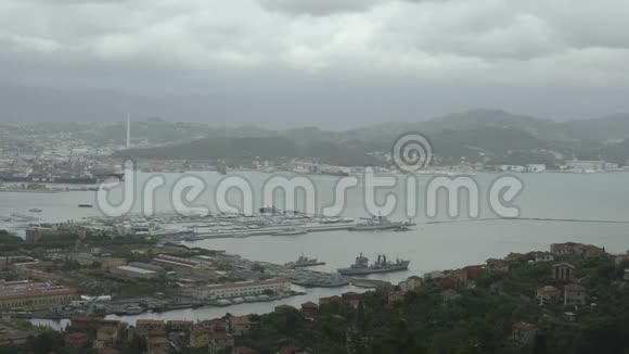 拉斯佩齐亚市全景和海港包括船舶城市景观电影院视频的预览图