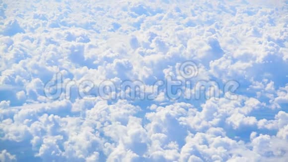 白色厚厚的蓬松云在移动的飞机下堆积冒险的灵魂视频的预览图