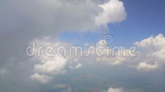 白云飘过飞机窗乘飞机旅行运输视频的预览图
