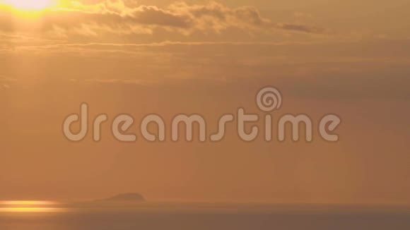 太阳坐在玻璃般的海面上的粉红色天空令人惊叹的日落海景视频的预览图
