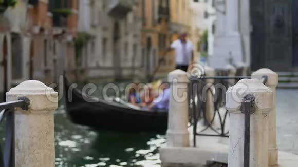 愉快的游客在威尼斯观光享受缆车传统交通视频的预览图