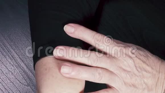一位上了年纪的妇女在修指甲时右手的无名指视频的预览图