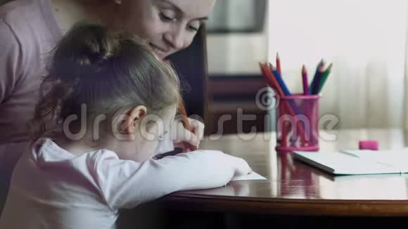 家庭幸福母女俩一起画画成年妇女帮助女童视频的预览图