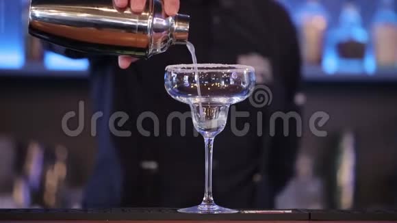 Coctail酒吧聚会酒精饮料杯液体晚安视频的预览图