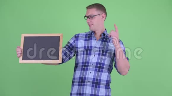快乐的年轻潮人拿着黑板竖起大拇指视频的预览图
