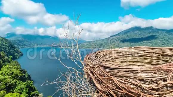 在巴厘岛的布岩湖和坦布林根湖上一个巨大的巢视频的预览图