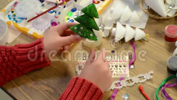 儿童为节日做装饰工艺品和玩具圣诞树等视频的预览图