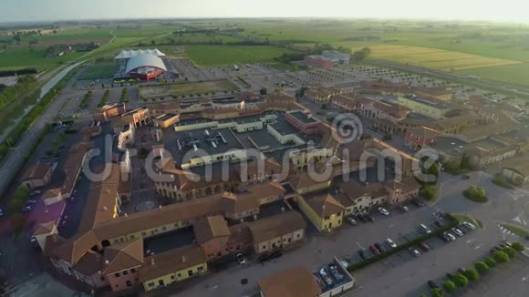 曼托瓦出口村的鸟瞰图前往意大利的购物之旅品牌和趋势视频的预览图