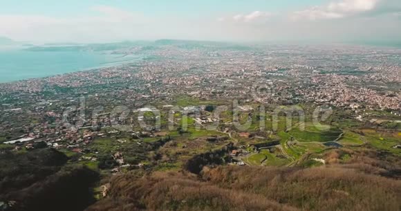 意大利那不勒斯上空的无人机欧洲海滨小镇在夏季阳光明媚的4K日的电影鸟瞰全景视频的预览图