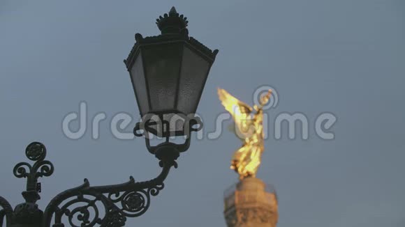 柏林维多利亚雕像和路灯视频的预览图