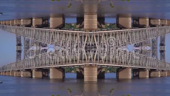 镜城小船随着火车在桥下飞驰慢动作视频的预览图