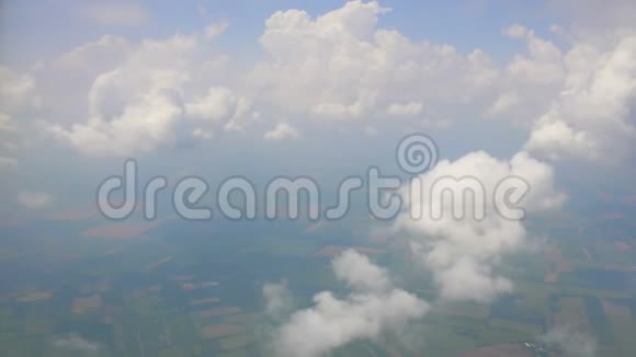 薄云薄雾高悬于高高的田野上节约大气生态视频的预览图
