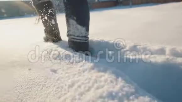女孩的脚在雪地里行走视频的预览图