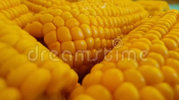 用盐洒上金黄的玉米有机慢动作素食视频的预览图