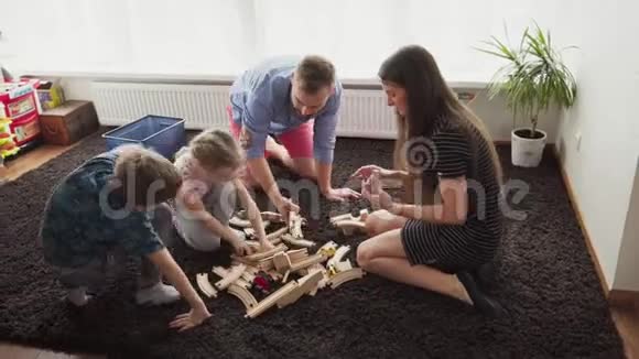 孩子们和父母一起在地板上玩耍视频的预览图