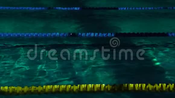 空池清水和隔板轨道游泳游泳池的蓝水视频的预览图