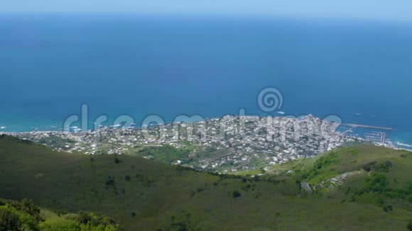 从山顶俯瞰蔚蓝平静的大海全景视频的预览图