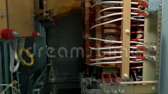 控制柜变压器柜内部视图电气变压器起动器的铜部件和元件视频的预览图