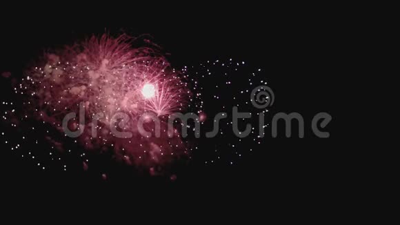 新年庆祝焰火夜间慢动作并向右转视频的预览图