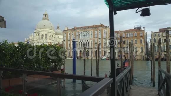 意大利威尼斯主街当地咖啡馆入口带有贡多拉的舒适码头视频的预览图