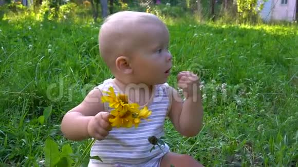 漂亮的孩子手里拿着一朵花坐着试一试视频的预览图