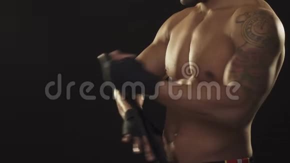 非洲男拳击手在战斗前把指节包起来视频的预览图