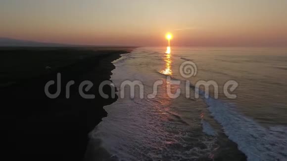 鸟瞰无人机的海浪在岸上坠毁的镜头高空飞行视频的预览图