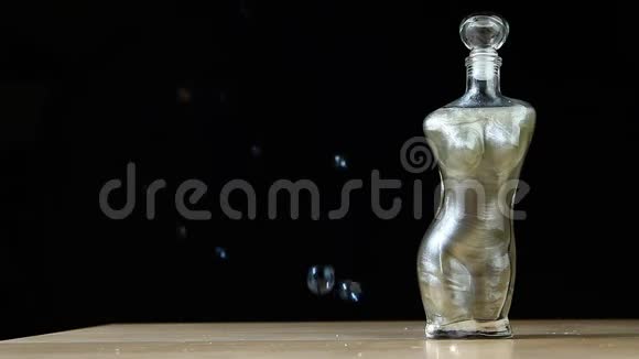 泡泡女人剪影瓶深色背景高清镜头视频的预览图
