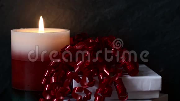 圣诞蜡烛和礼物视频的预览图