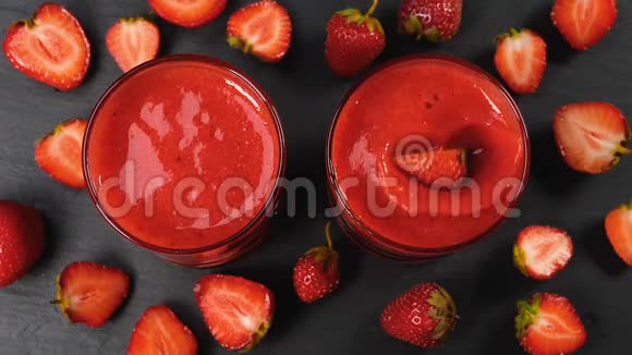 草莓在新鲜的冰沙中缓慢下落视频的预览图