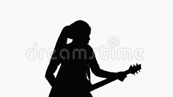 弹吉他的女孩的剪影在白色背景上录制一段音乐视频视频的预览图