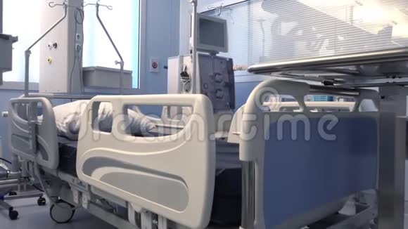 病人床位和现代医疗设备视频的预览图