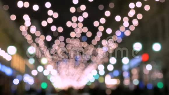 闪烁的彩灯偏离重点是意图城市的节日装饰视频的预览图